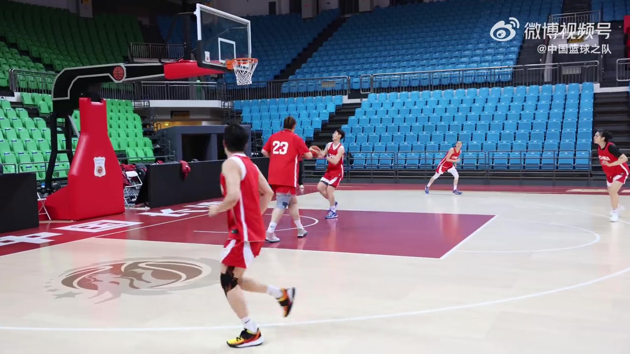 开云下载网址-中国篮球之队晒中国女篮踩场训练视频：明日开启热身赛征程