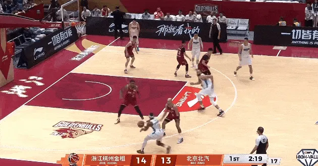 开云体育-麦基顺下接球起飞举火烧天完成单手劈扣，上场4分钟得到7分